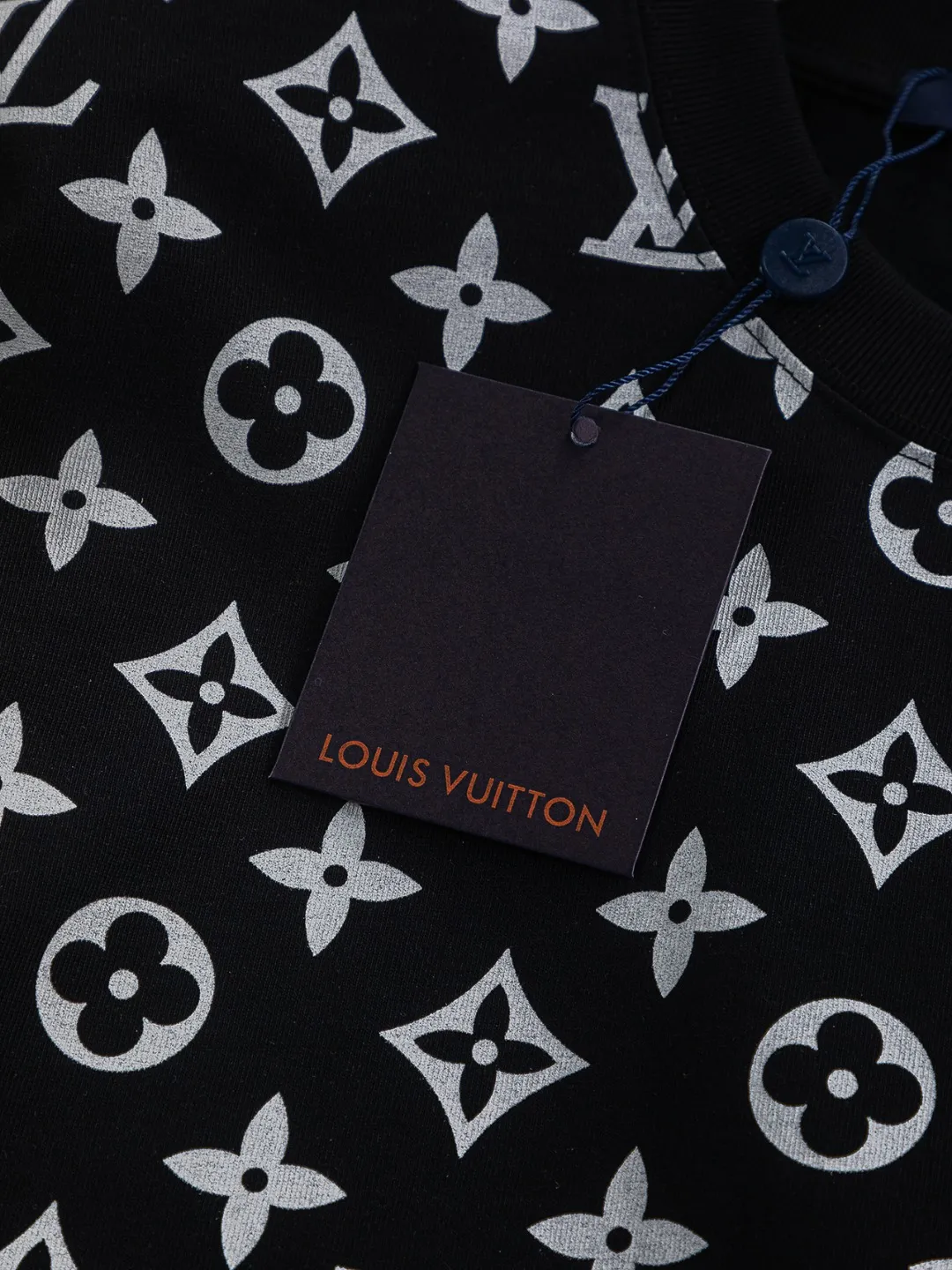 🅿️210 Louis Vuitton Louis Vuitton 1V slightly wide version S-XL 25SS LV new product counter catwalk model, burning clouds all over the print, round neck print, same style for men and women! Short-sleeves are not the same as the general public, but must be unique and eye-catching. This LV short-sleeves is all about quality, comfort, consistent style, fashion, including fabrics and cutting techniques, all of which have been made with great effort! 320 grams of washed pure cotton fabric, pure cotton is breathable, very refreshing and comfortable for daily wear. The rib knitting on the neckline is smooth and tight, and the neckline will not be skewed if you toss it at will. The loose version, you will find that it looks really good on the upper body. The overall is minimalist and neat, super versatile for daily use! Pair it casually with a pair of pants for a youthful look. A T-shirt will make your outfit crazy. It is a fashionable item that can never go wrong! Color: Black White Size: S-XL Size chart: S: Shoulder width 50-Bust 54-Length 70 M: Shoulder width 52-Bust 56.5-Length 72 L: Shoulder width 54-Bust 59-Length 74 XL: Shoulder width 56-Bust 61.5-Length 76